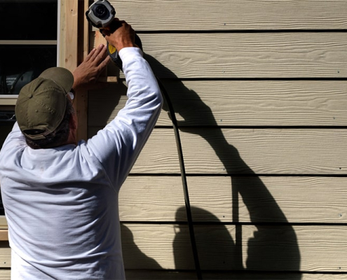 contractor-installing-siding-min contractor-installing-siding-min